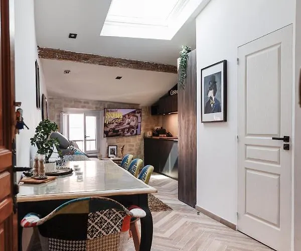 Sous Les Toits Apartment *